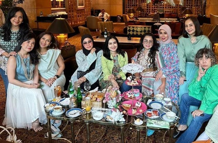 Potret Mayangsari Bareng Geng Arisan Kepompong (instagram/@mayangsari_official)