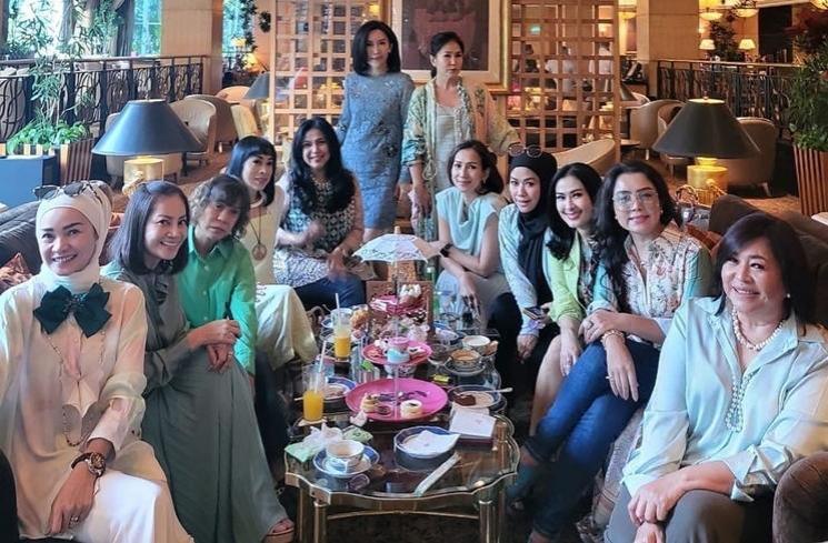 Potret Mayangsari Bareng Geng Arisan Kepompong (instagram/@mayangsari_official)