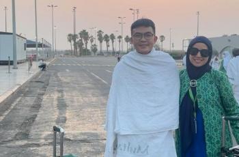 10 Momen Umrah Pertama Tya Ariestya, Tak Berhenti Nangis di Depan Ka'bah