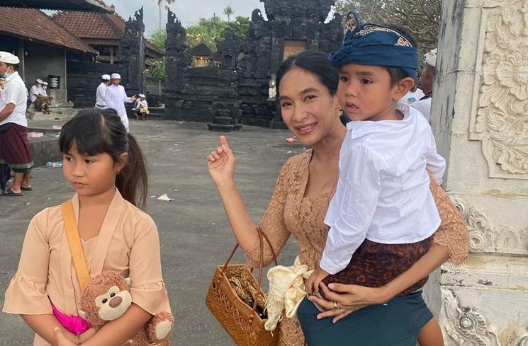Potret Happy Salma Hadiri Undangan Pakai Baju Bali (Instagram/@happysalma)