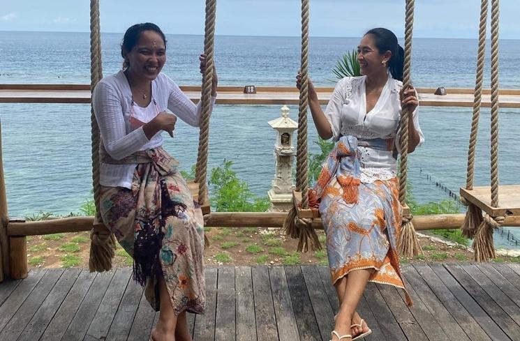 Potret Happy Salma Hadiri Undangan Pakai Baju Bali (Instagram/@happysalma)