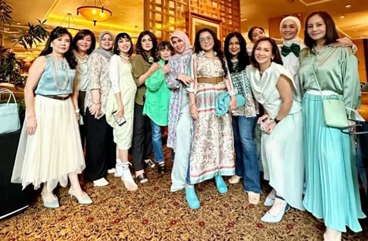 Potret Mayangsari Bareng Geng Arisan Kepompong (instagram/@mayangsari_official)