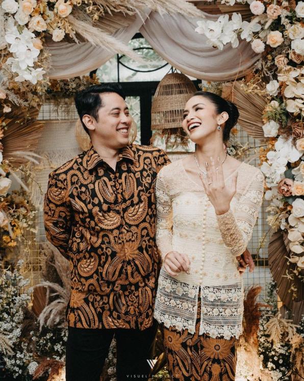 Potret pertunangan Aulia Sarah 'Badarawuhi'. (Instagram/@owliasarah)