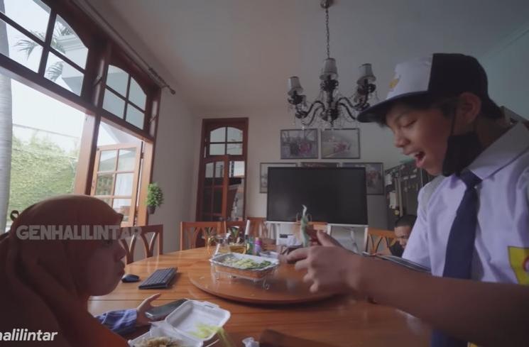Momen hari pertama Muntaz Halilintar sekolah (YouTube/GEN HALILINTAR)