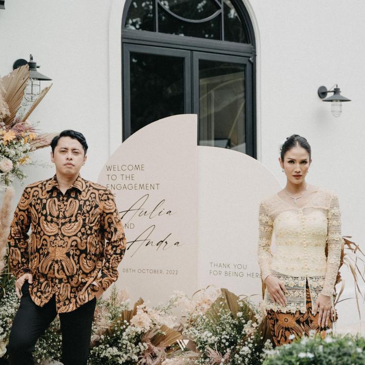 Potret pertunangan Aulia Sarah 'Badarawuhi'. (Instagram/@adityarandra)