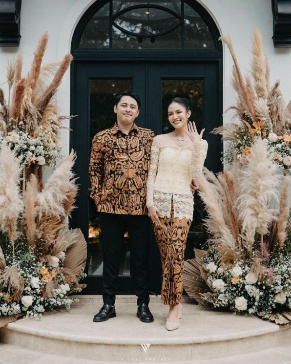 Potret pertunangan Aulia Sarah 'Badarawuhi'. (Instagram/@owliasarah)