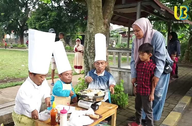 Momen Ucok Baba Jualan Sosis di Pinggir Jalan(YouTube/Ucok Baba Official)