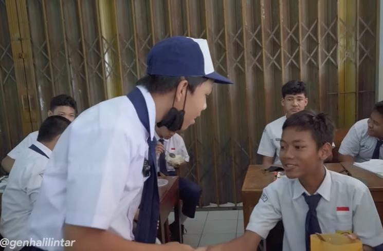 Momen hari pertama Muntaz Halilintar sekolah (YouTube/GEN HALILINTAR)