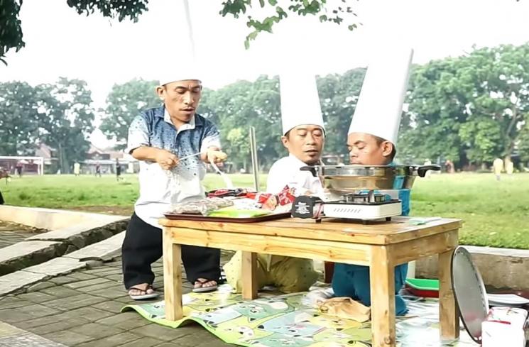 Momen Ucok Baba Jualan Sosis di Pinggir Jalan(YouTube/Ucok Baba Official)