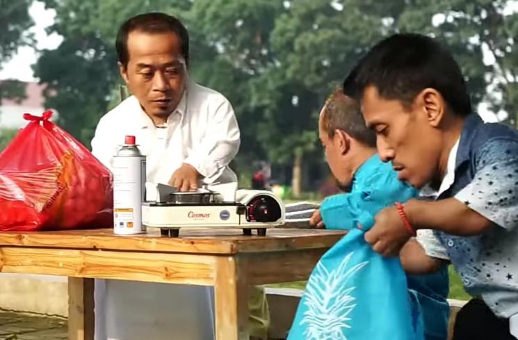 Momen Ucok Baba Jualan Sosis di Pinggir Jalan(YouTube/Ucok Baba Official)