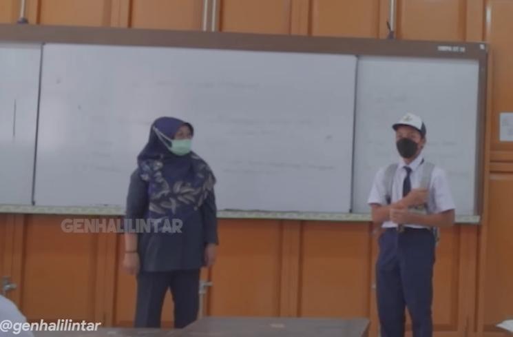 Momen hari pertama Muntaz Halilintar sekolah (YouTube/GEN HALILINTAR)
