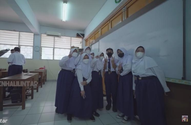 Momen hari pertama Muntaz Halilintar sekolah (YouTube/GEN HALILINTAR)