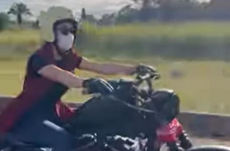 Potret Selvi Kitty naik motor gede. (Instagram/@selvikitty)