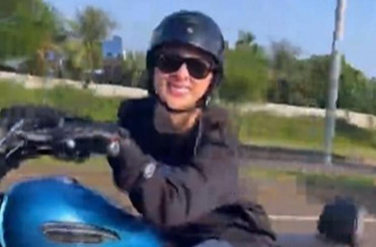  Potret Selvi Kitty naik motor gede. (Instagram/@selvikitty)