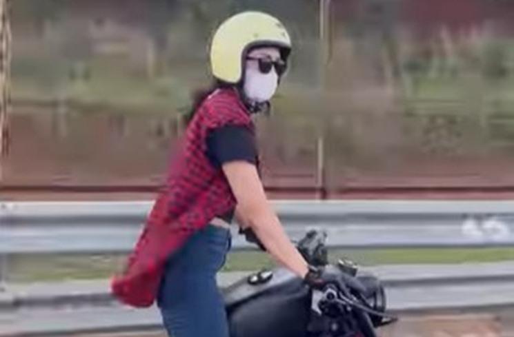  Potret Selvi Kitty naik motor gede. (Instagram/@selvikitty)