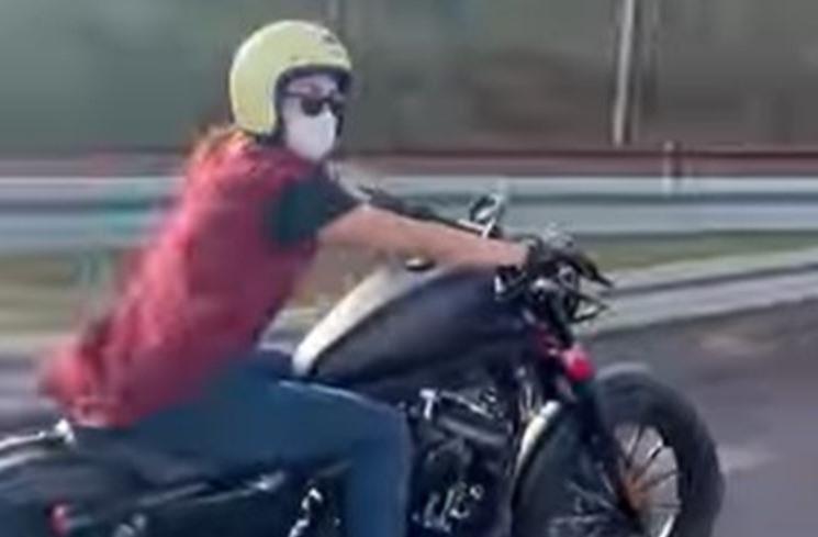  Potret Selvi Kitty naik motor gede. (Instagram/@selvikitty)