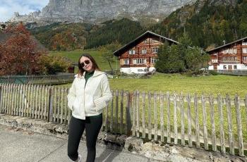 7 Potret Aura Kasih Liburan di Swiss, Gaya Stylish dan Body Goals Disorot