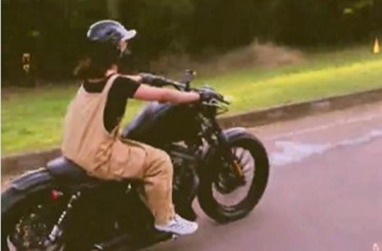  Potret Selvi Kitty naik motor gede. (Instagram/@selvikitty)