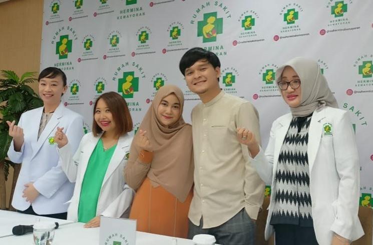 Anisa Rahma, Anandito Dwis, bersama tim dokter di RS Hermina, Kemayoran, Jakarta Pusat pada Sabtu (15/10/2022). (MataMata.com/Rena Pangesti)