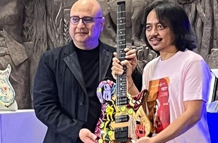 Momen Irwan Mussry Berdonasi. (Instagram/@dewabudjana)