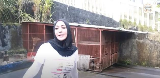 Potret Rumah Masa Kecil Angelina Sondakh. (YouTube/Keema Entertainment)