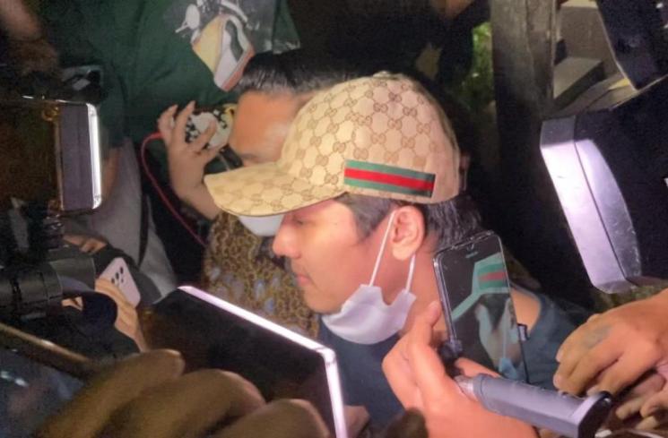 Rizky Billar di Polres Metro Jakarta Selatan, Senin (17/10/2022) [Matamata.com/Adiyoga Priyambodo]