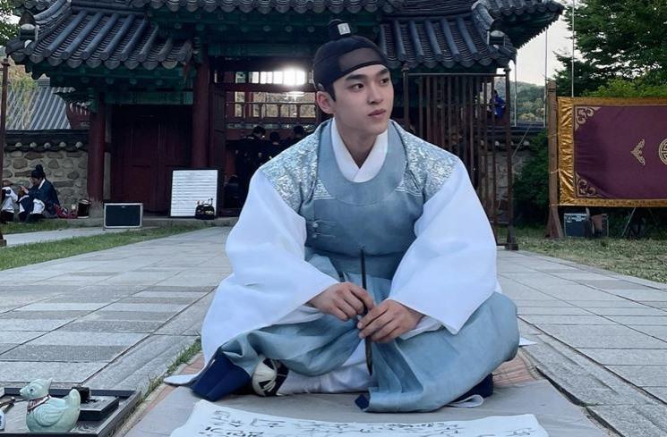 Adu Gaya Pemeran Pangeran di Under The Queen's Umbrella (Instagram/@seonghyunmoon_)