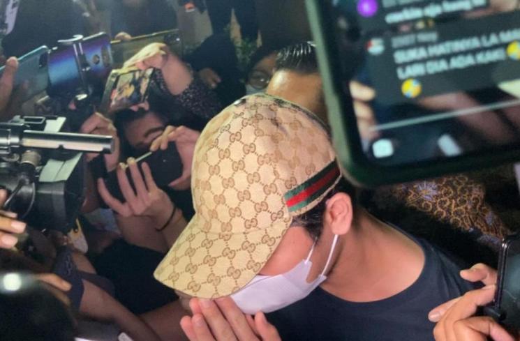 Rizky Billar di Polres Metro Jakarta Selatan, Senin (17/10/2022) [Matamata.com/Adiyoga Priyambodo]