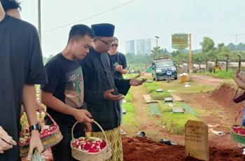 7 Potret Pemakaman Clerence Chyntia Audry, Diiringi Tangis Histeris Rio Alief Drummer NOAH