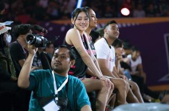 7 Potret Wendy Walters Tanding Basket, Senyumnya Cantik Banget!