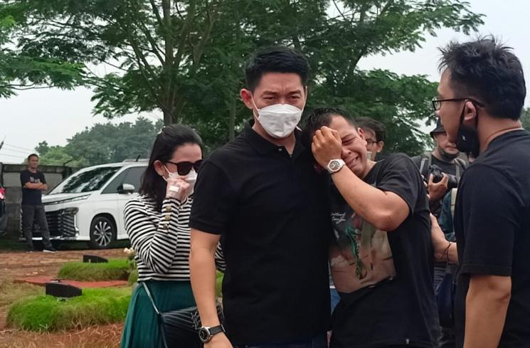 Tangis Rio Alief di pusara makam sang istri, Clerence Chyntia. (MataMata.com/Rena Pangesti)