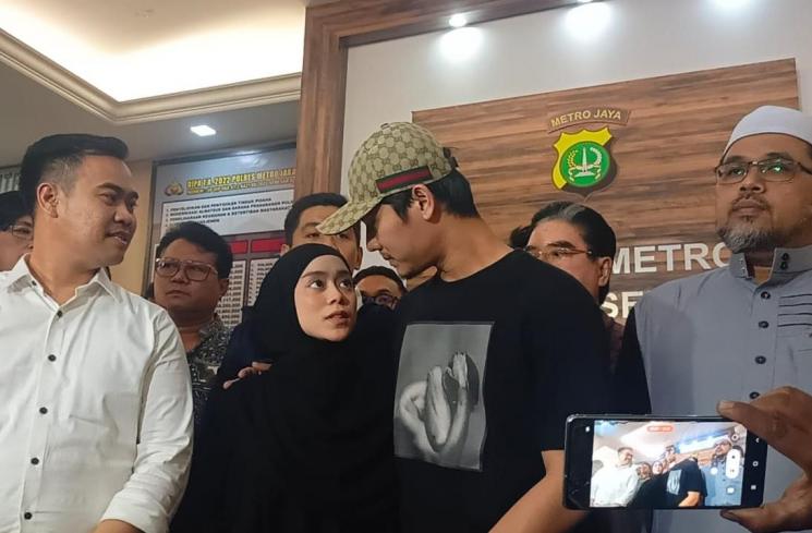 Lesti Kejora dan Rizky Billar di Polres Metro Jakarta Selatan. (MataMata.com/Rena Pangesti)