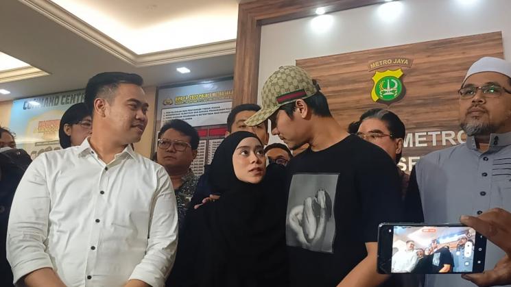 Lesti Kejora dan Rizky Billar di Polres Metro Jakarta Selatan. (MataMata.com/Rena Pangesti)