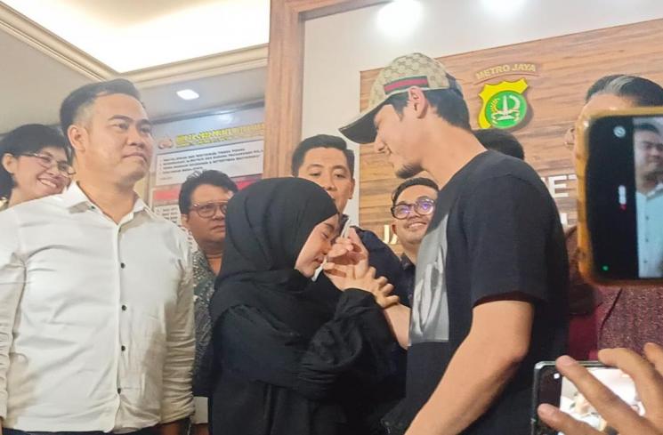 Lesti Kejora dan Rizky Billar di Polres Metro Jakarta Selatan. (MataMata.com/Rena Pangesti)