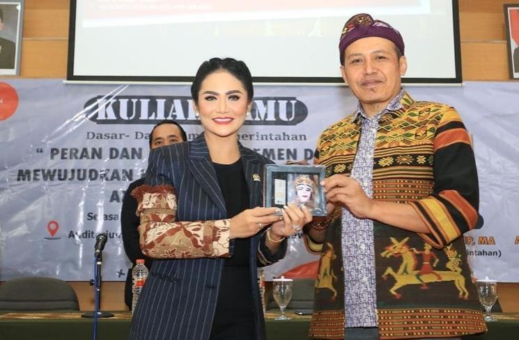 Momen Krisdayanti Jadi Dosen Tamu (Instagram/krisdayantilemos)