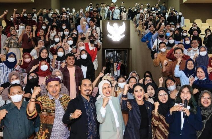 Momen Krisdayanti Jadi Dosen Tamu (Instagram/krisdayantilemos)