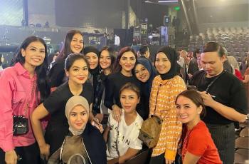 Momen Geng Cendol Usai Nonton Konser Bareng Bikin Netizen Salfok: Ibu-Ibu Baju Oren Kenapa?