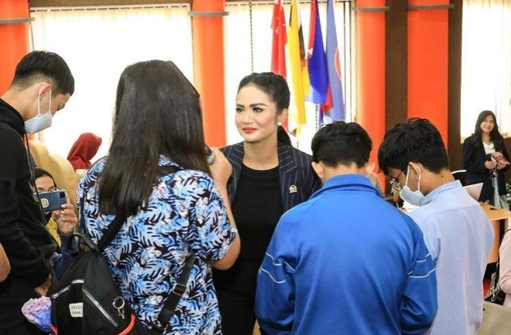 Momen Krisdayanti Jadi Dosen Tamu (Instagram/krisdayantilemos)