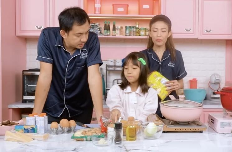Momen Ayu Dewi dan Regi Datau Masak Bareng (YouTube Ayu Dewi)