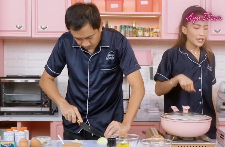 Momen Ayu Dewi dan Regi Datau Masak Bareng (YouTube Ayu Dewi)