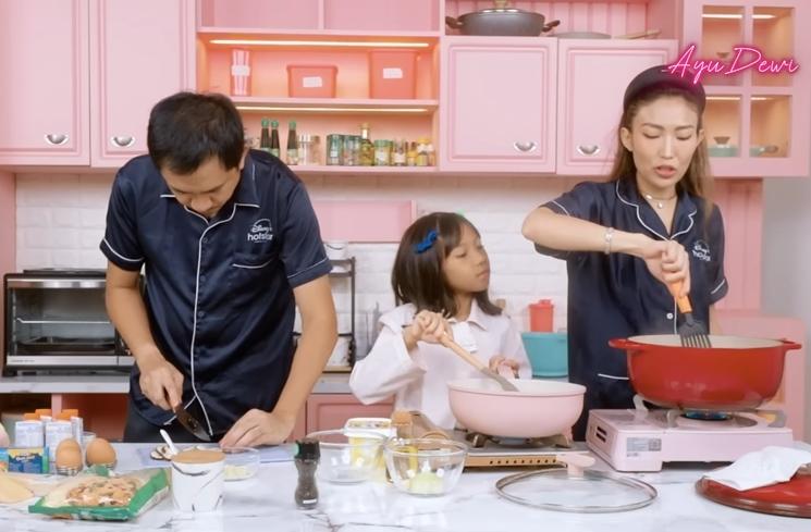 Momen Ayu Dewi dan Regi Datau Masak Bareng (YouTube Ayu Dewi)
