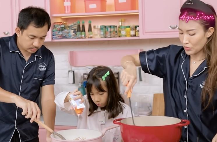 Momen Ayu Dewi dan Regi Datau Masak Bareng (YouTube Ayu Dewi)