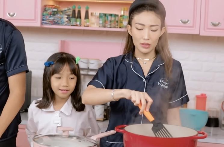 Momen Ayu Dewi dan Regi Datau Masak Bareng (YouTube Ayu Dewi)