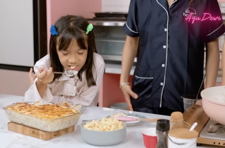 Momen Ayu Dewi dan Regi Datau Masak Bareng (YouTube Ayu Dewi)