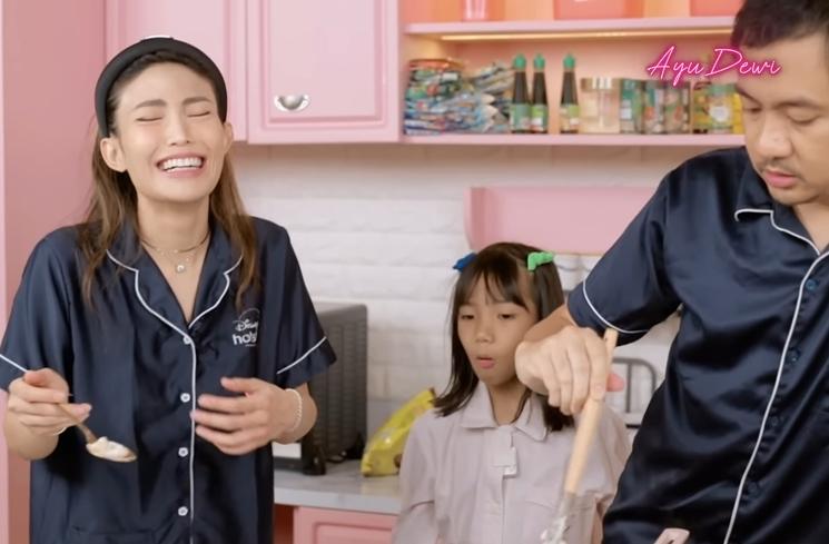 Momen Ayu Dewi dan Regi Datau Masak Bareng (YouTube Ayu Dewi)