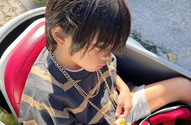 Potret Sekala Bumi Cosplay Jadi Justin Bieber. (Instagram/dittopercussion)