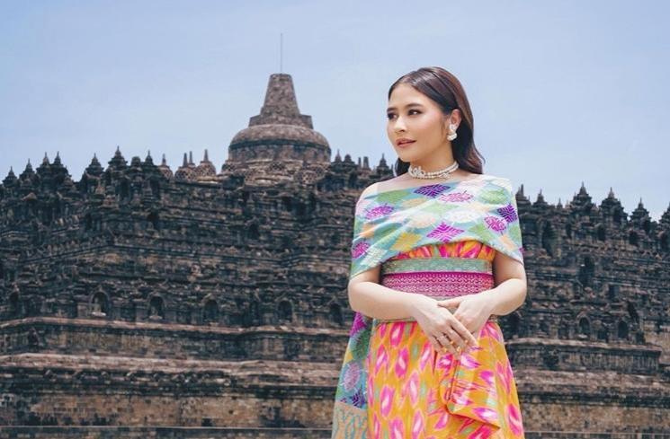 Potret Prilly Latuconsina di Candi Borobudur (instagram/@prillylatuconsina96)