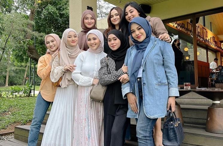 Lesti Kejora nongkrong bareng bestie. (instagram/@lestykejora)