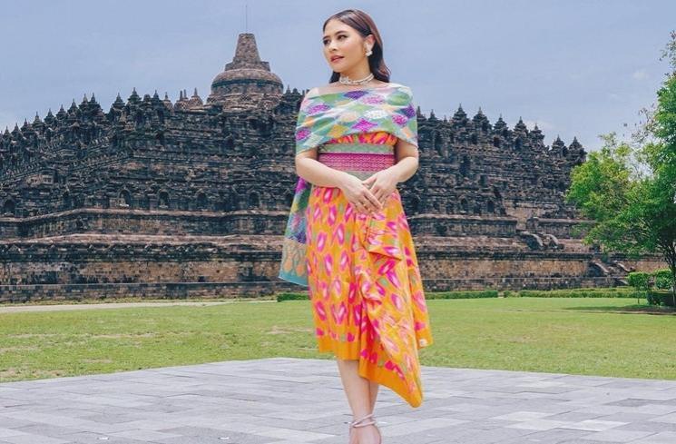 Potret Prilly Latuconsina di Candi Borobudur (instagram/@prillylatuconsina96)