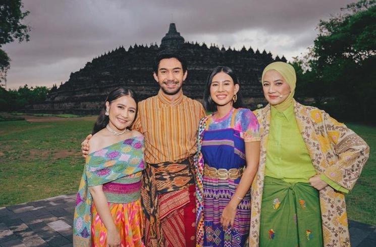 Potret Prilly Latuconsina di Candi Borobudur (instagram/@prillylatuconsina96)